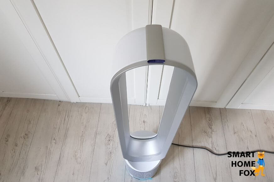 Die Fernbedienung des Dyson Pure Cool Link TP02 Luftreinigers ist magnetisch am oberen Ende des Turmes angebracht
